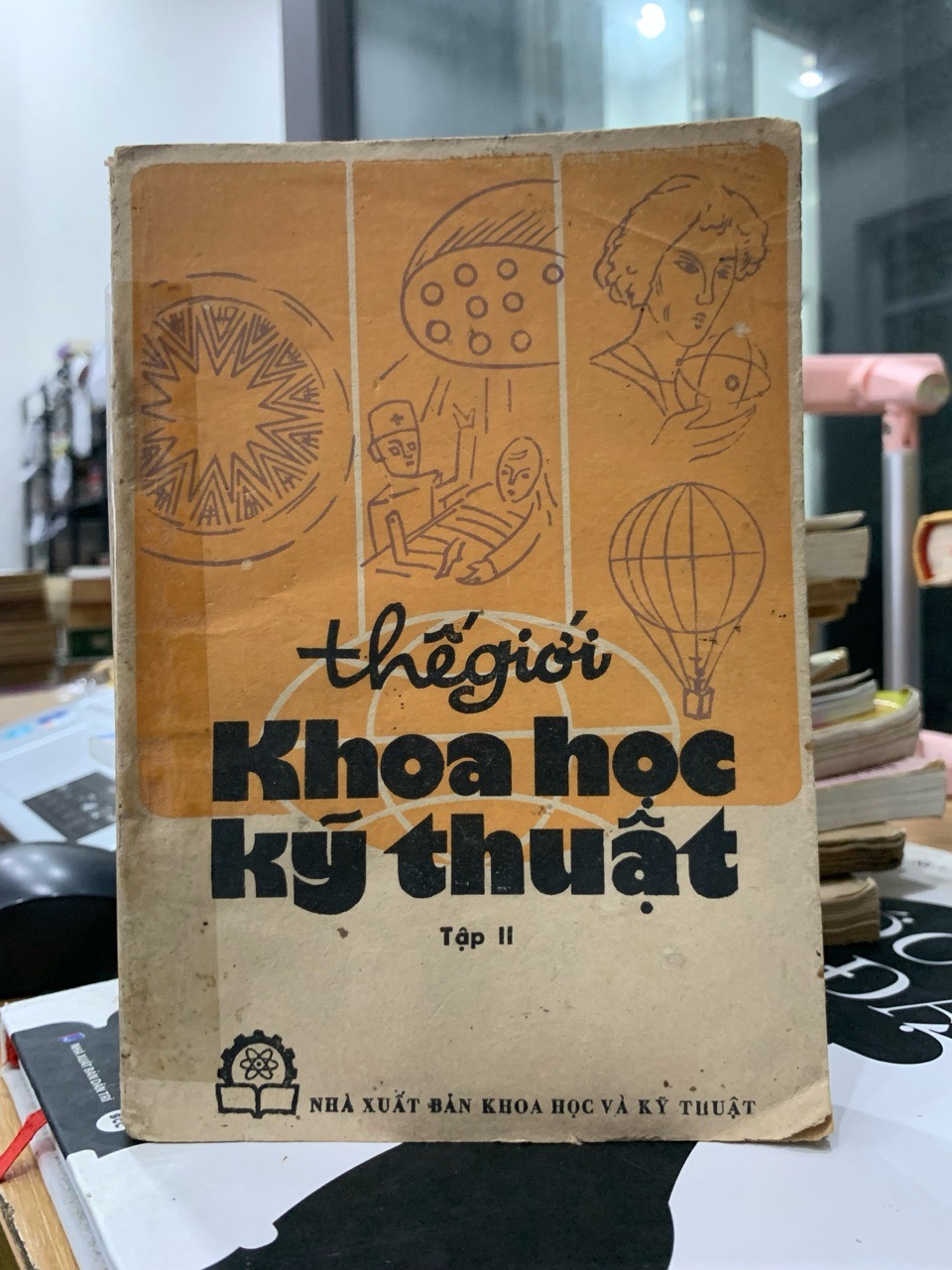 Thế Giới Khoa Học Kỹ Thuật Tập 2: Khám Phá Những Thành Tựu Vượt Bậc Của Nhân Loại