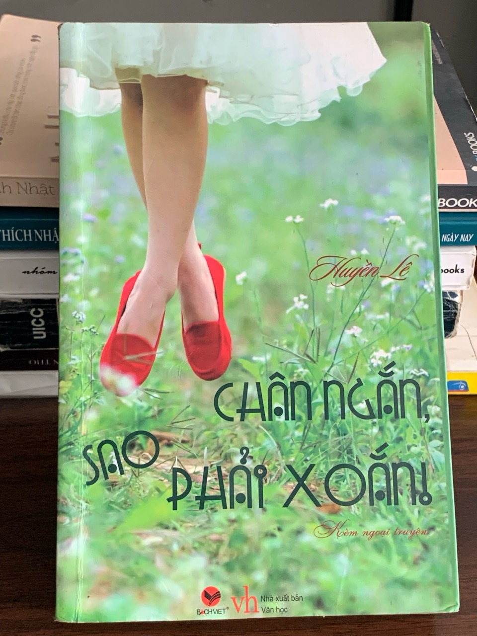Chân ngắn sao phải xoắn – Huyền Lê