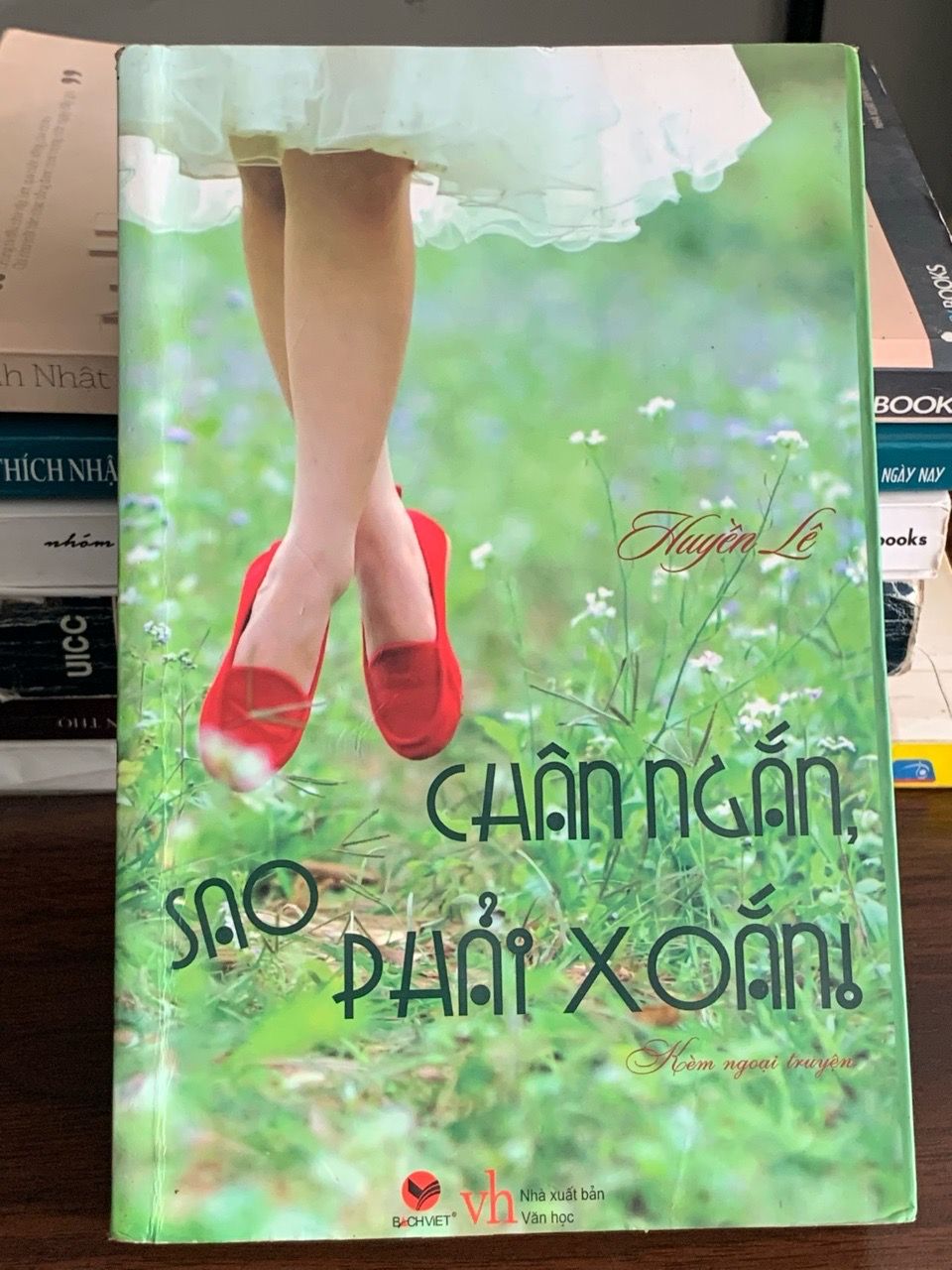 Chân ngắn sao phải xoắn – Huyền Lê
