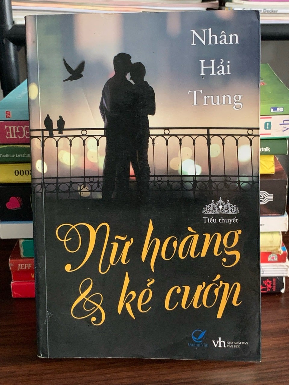 Nữ hoàng & kẻ cướp – Nhân Hải Trung