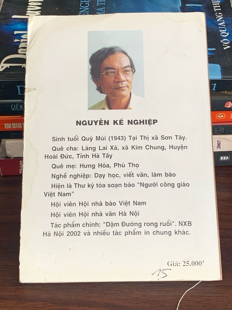 Hoa mận và chim anh vũ – Nguyễn Kế Nghiệp - Ảnh chụp thực tế