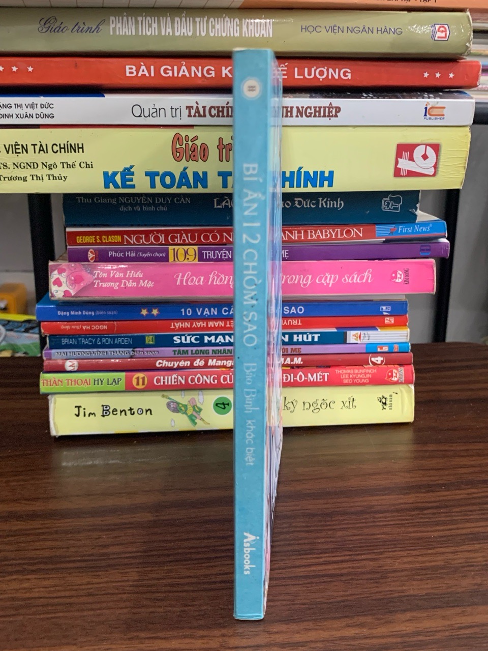 Bí ẩn 12 chòm sao: Bảo Bình khác biệt- Asbooks