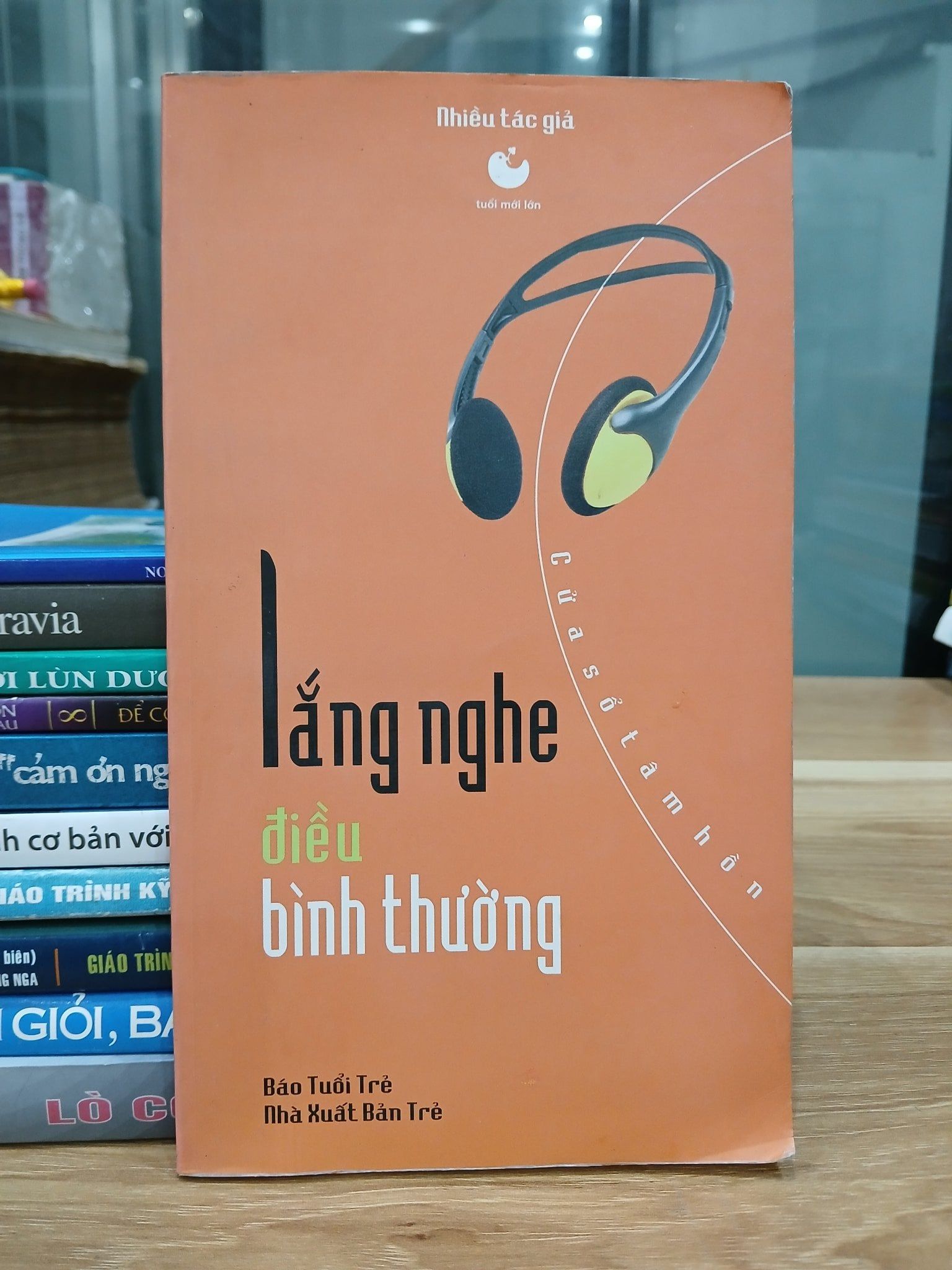 Lắng nghe điều bình thường – Báo Tuổi Trẻ (NXB Trẻ)