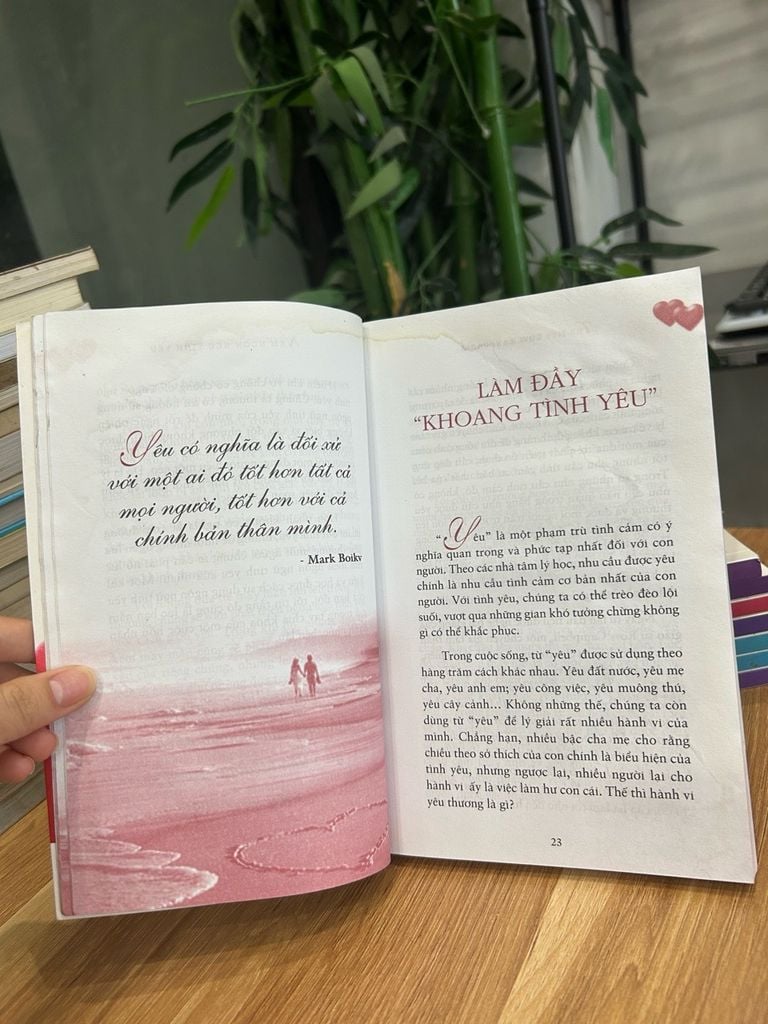 The Five Love Languages – 5 ngôn ngữ tình yêu – Gary Chapman - Ảnh chụp thực tế