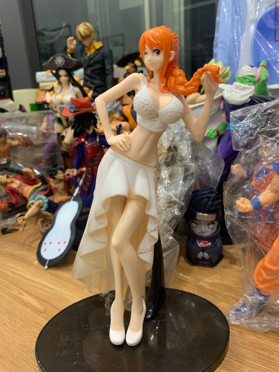 Mô Hình Nhân Vật Albedo (Overlord) Tư Thế Ngồi Trang Trí Bàn Làm Việc