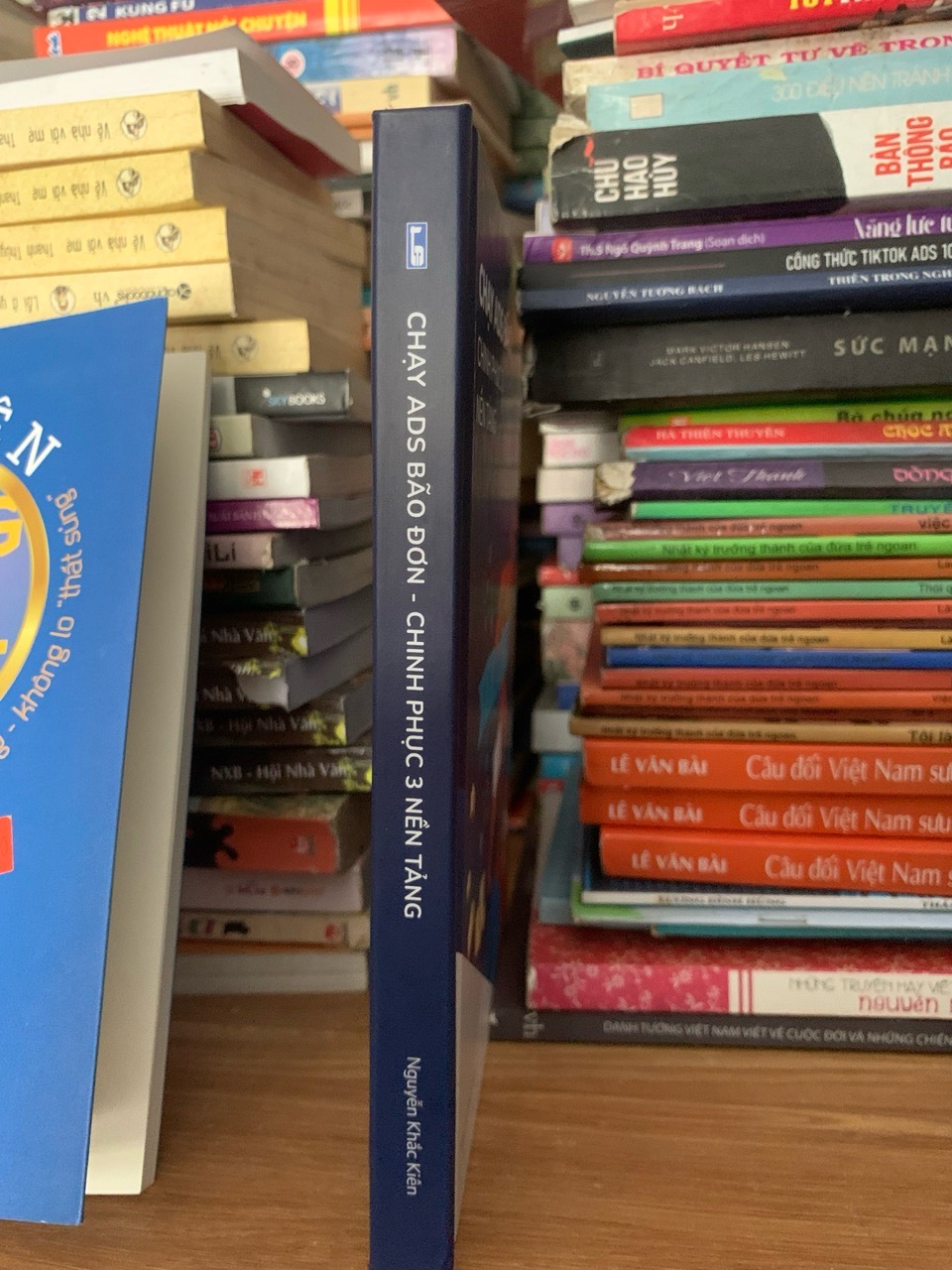 Chi tiết gáy và trang ruột sách Chạy ADS Bão đơn chinh phục 3nền tảng -Nguyễn Khắc Kiên trên Mecobooks