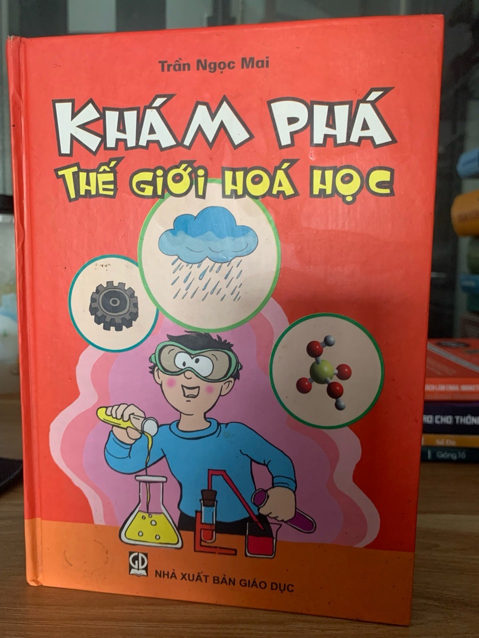 Khám phá thế giới hoá học -Trần Ngọc Mai