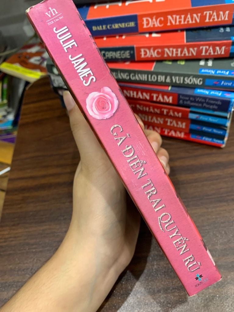 Gã điển trai quyến rũ- Julie James - Ảnh thực tế 3