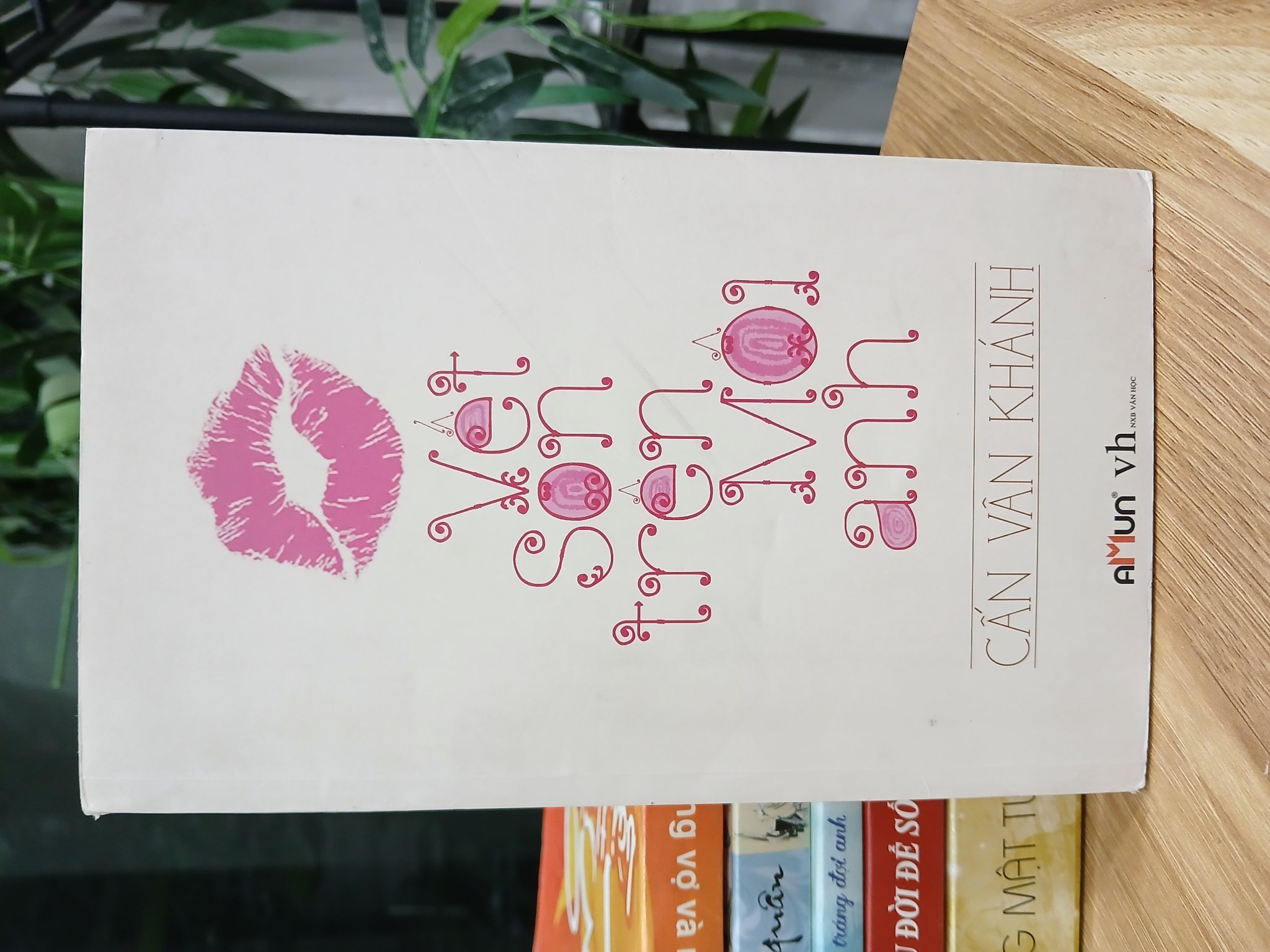 Vết son trên môi anh – Cẩn Vân Khánh