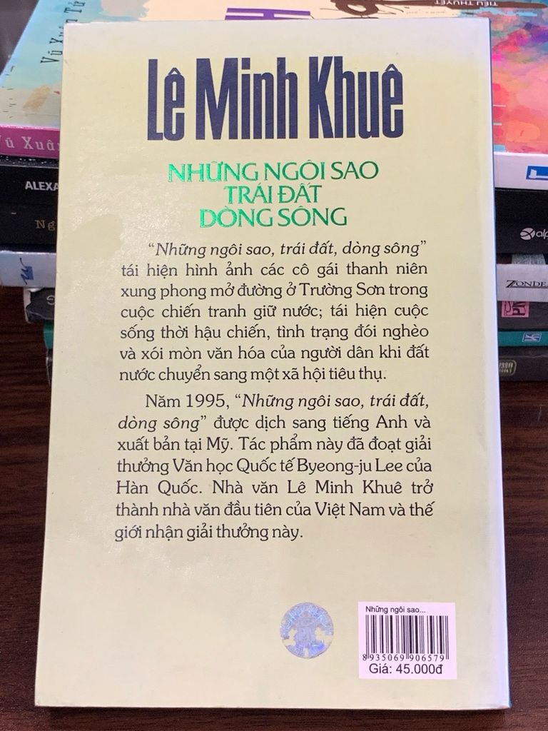 Những ngôi sao trái đất, dòng sông – Lê Minh Khuê - Ảnh chụp thực tế