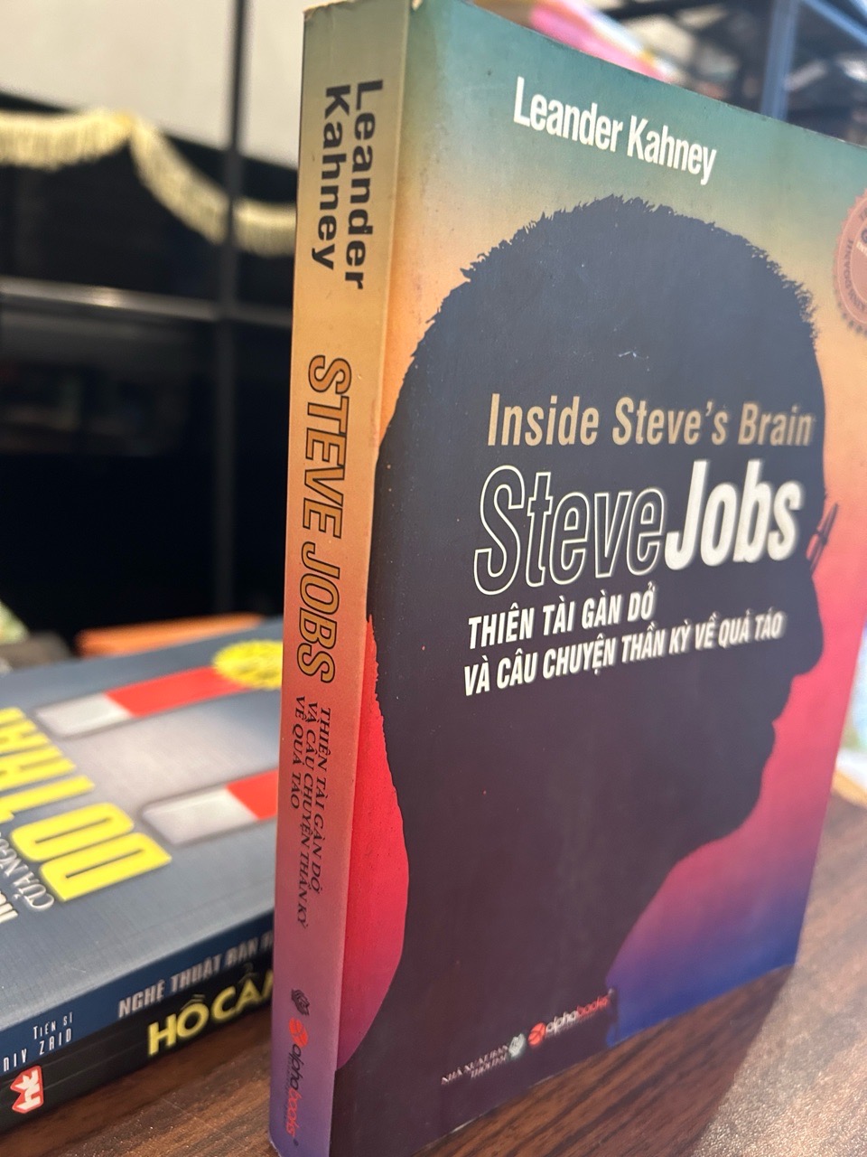 Steve Jobs thiên tài gàn dở và câu chuyện thần kỳ về quả táo -Leander Kahney