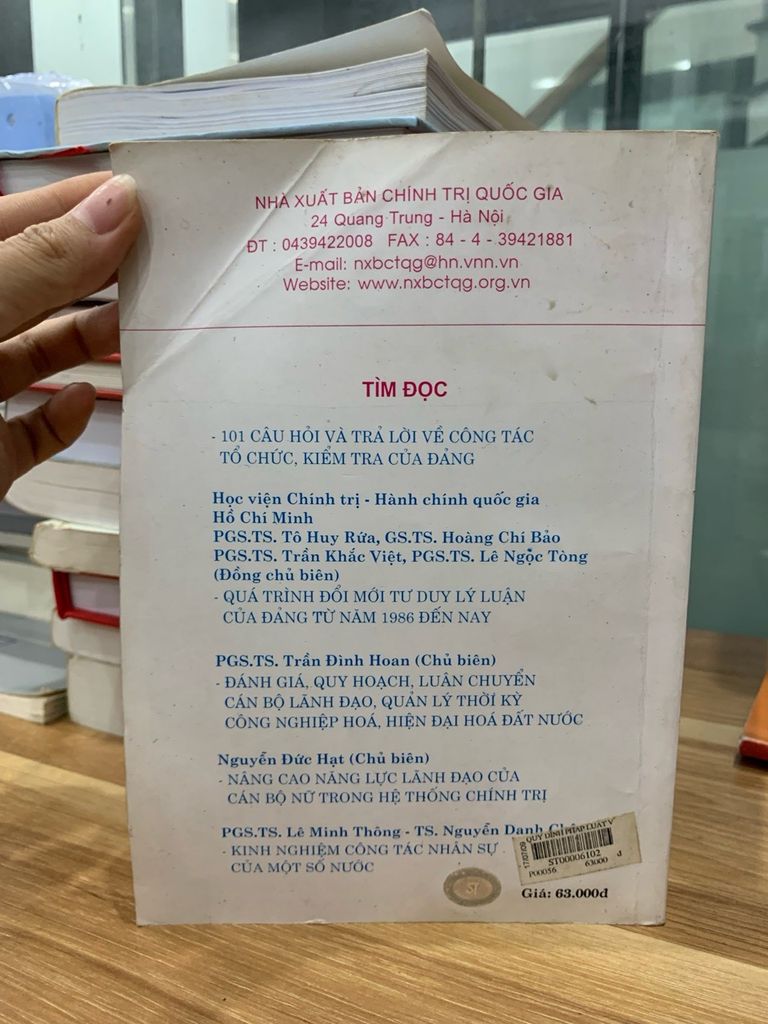 quy định pháp luật về quản lý tuyển dụng đào tạo bổ nhiệm miễn nhiệm cán bộ công chức-NXB Chính trị quốc gia - Ảnh chụp thực tế