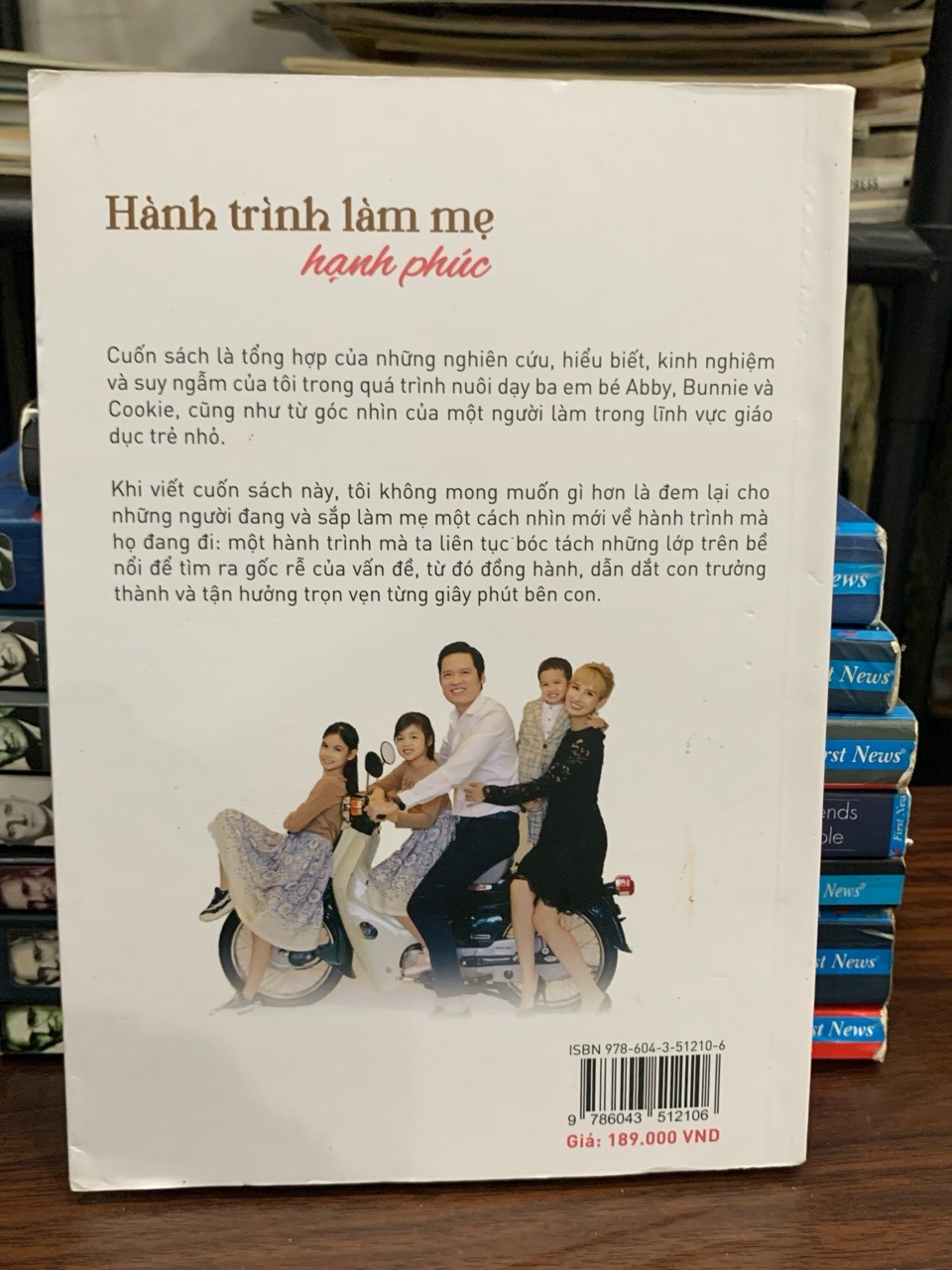 Chi tiết gáy và trang ruột sách Hành trình làm mẹ hạnh phúc — Huyền Vy trên Mecobooks