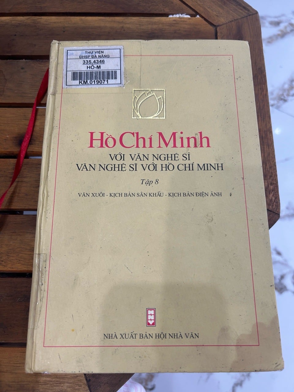 Hồ Chí Minh với văn nghệ sĩ – Văn nghệ sĩ với Hồ Chí Minh (Tập 8) – NXB Hội nhà văn