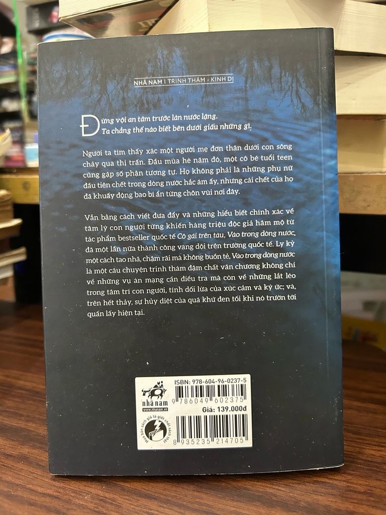 Vào trong dòng nước -Paula Hawkins - Ảnh thực tế 3