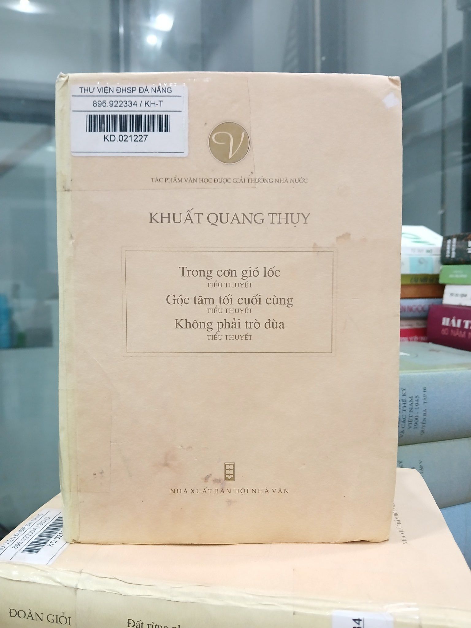Trong cơn gió lốc – Góc tăm tối cuối cùng – Không phải trò đùa – Khuất Quang Thụy
