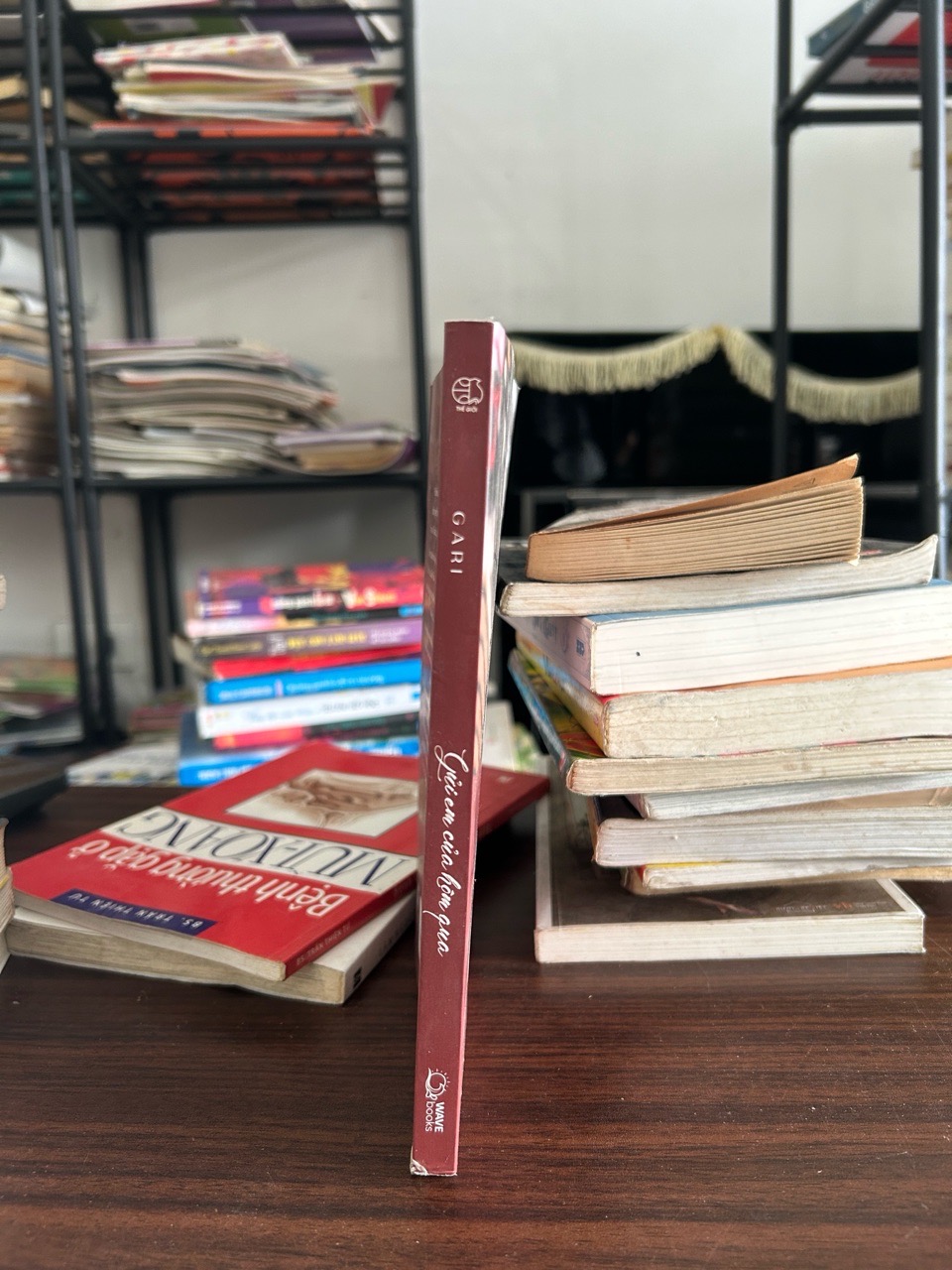 Chi tiết gáy và trang ruột sách Gửi em của hôm qua- Gari trên Mecobooks