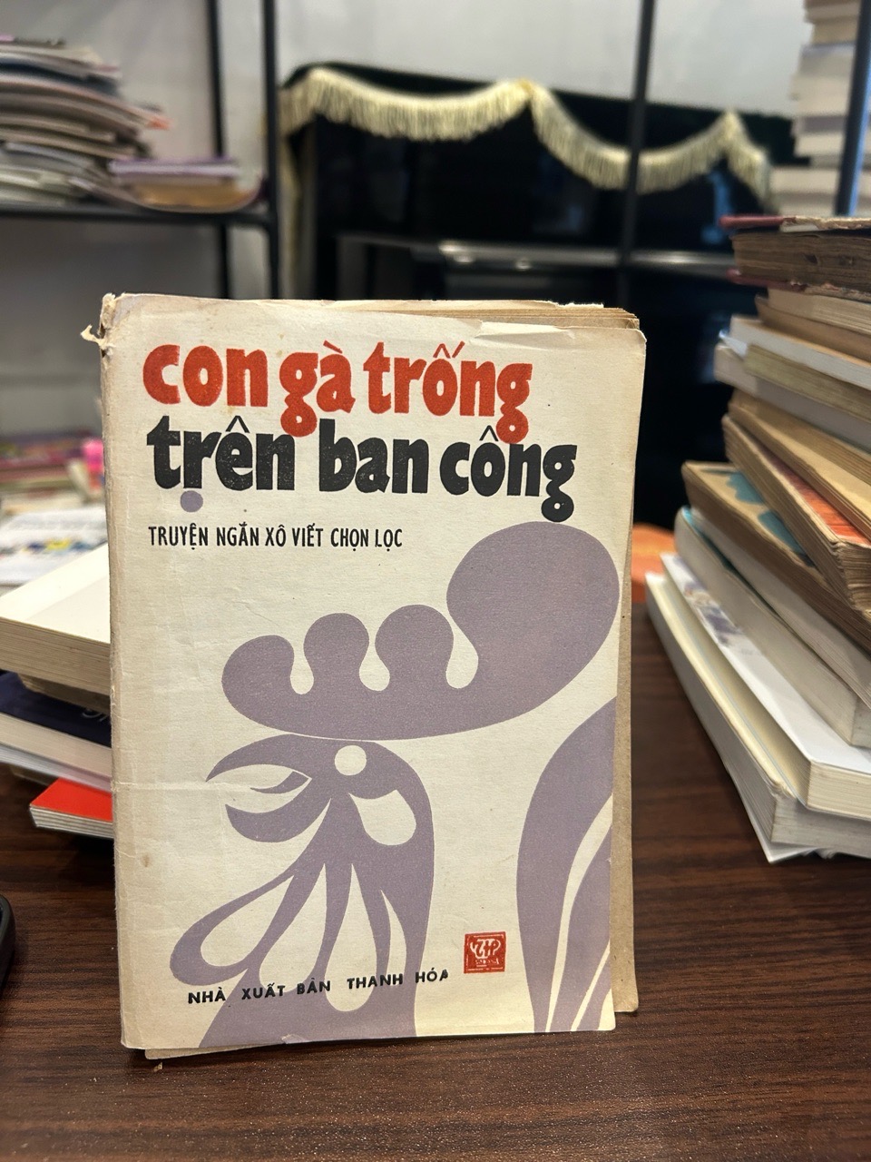 Con gà trống trên ban công- NXB Thanh Hoá