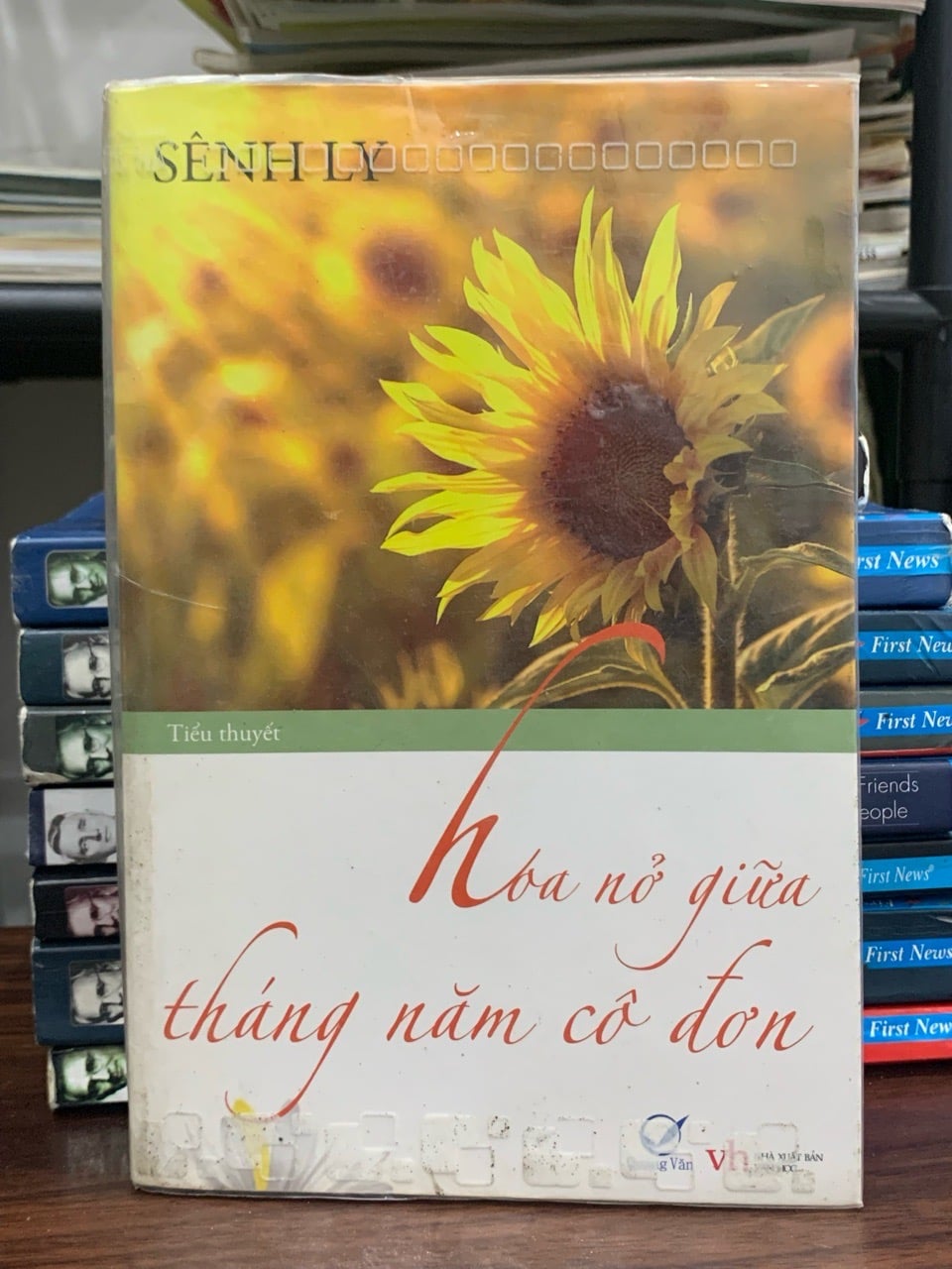 Hoa nở giữa tháng năm cô đơn — Sênh Ly