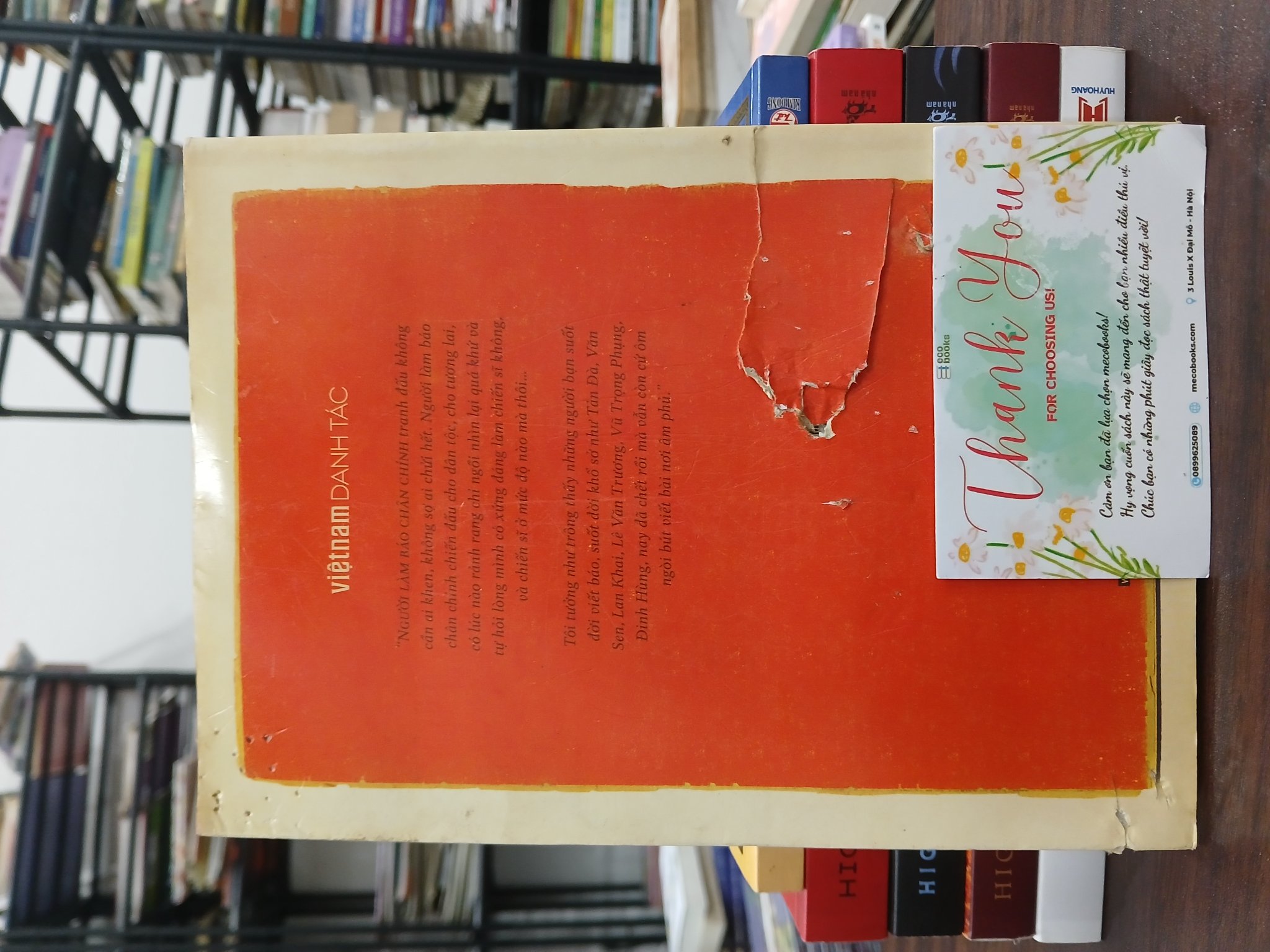 Chi tiết gáy và trang ruột sách 40 năm nói láo- Vũ Bằng trên Mecobooks