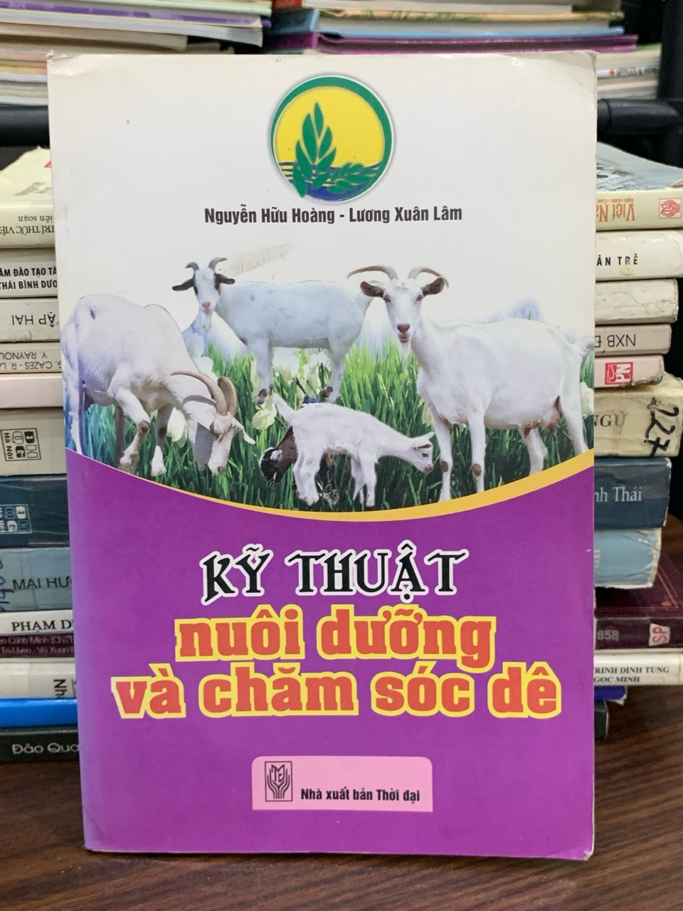 Kỹ thuật nuôi dưỡng và chăm sóc dê – Nguyễn Hữu Hoàng, Lương Xuân Lâm