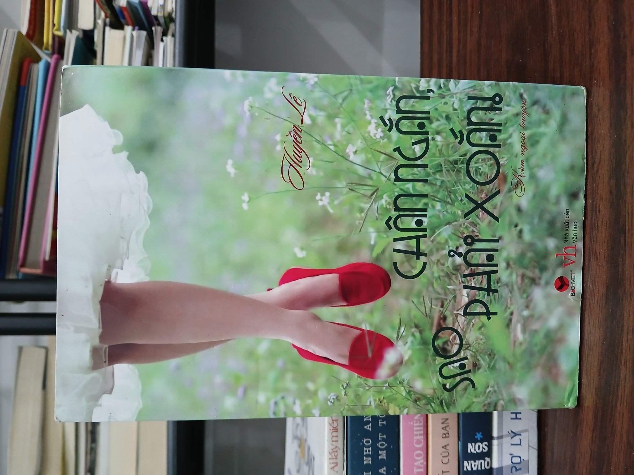 Chân ngắn sao phải xoắn! – Huyền Lê