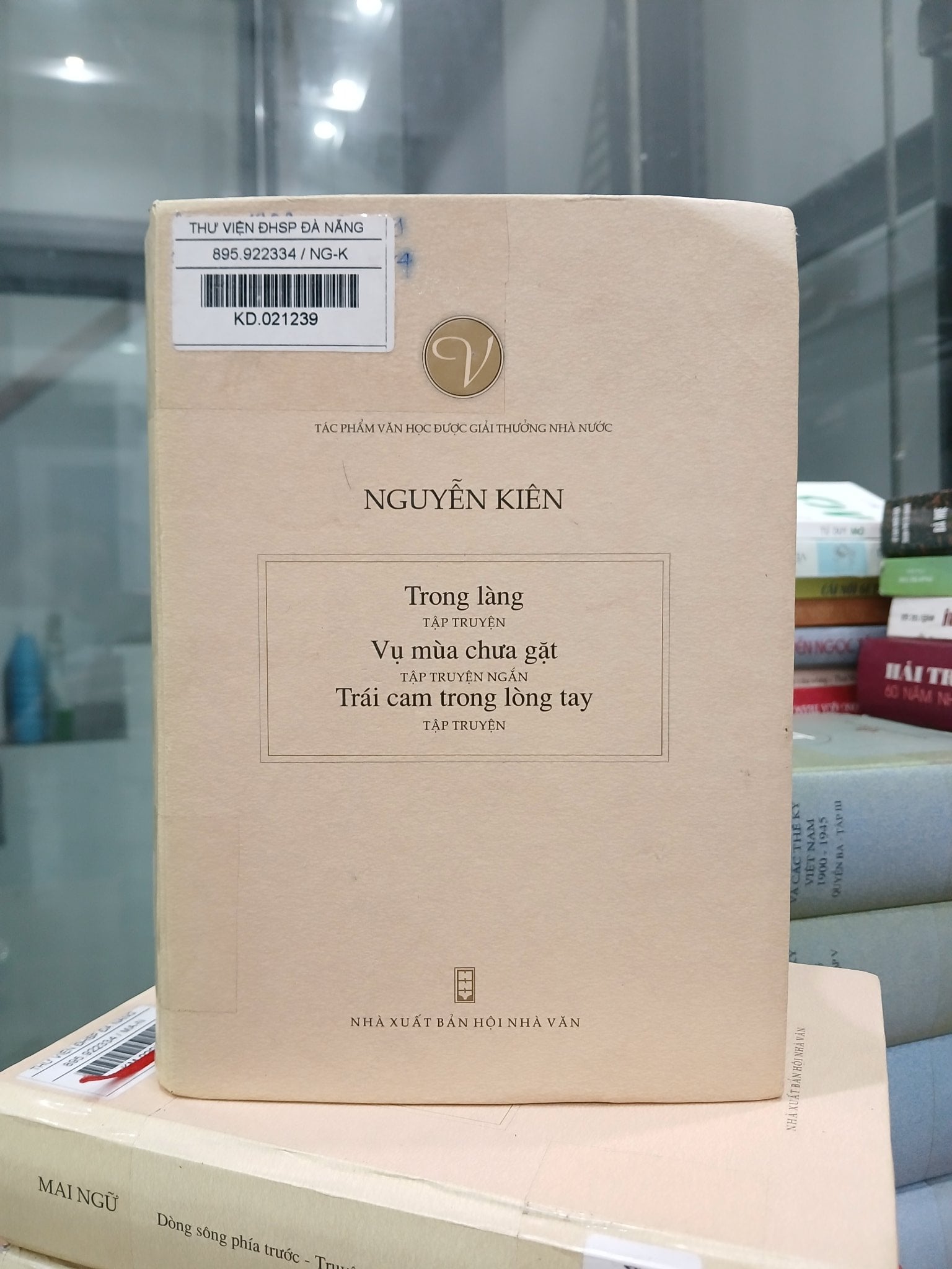 Trong làng – Vụ mùa chưa gặt – Trái cam trong lòng tay – Nguyễn Kiên