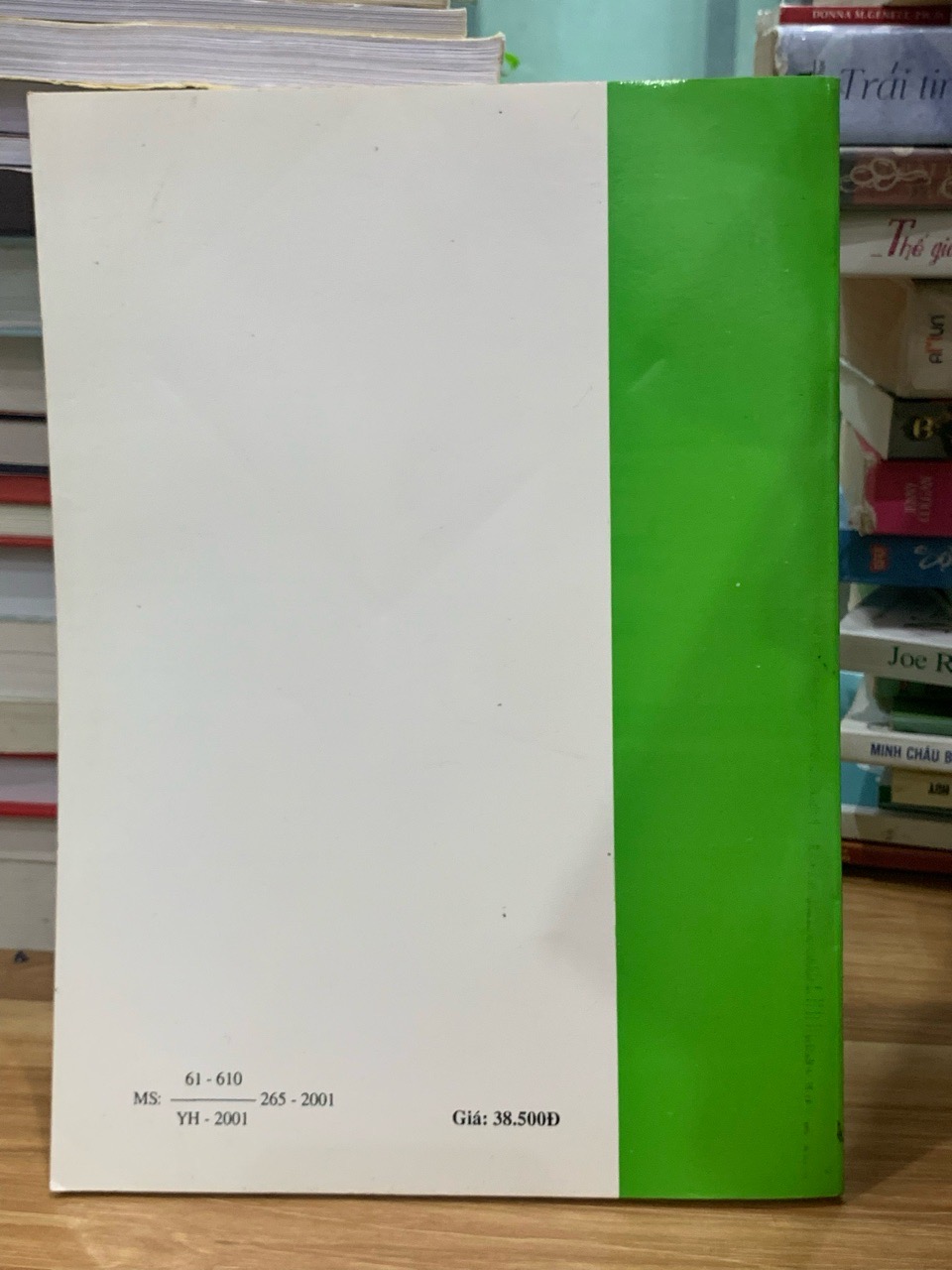 Chi tiết gáy và trang ruột sách quy chế bệnh viện trên Mecobooks
