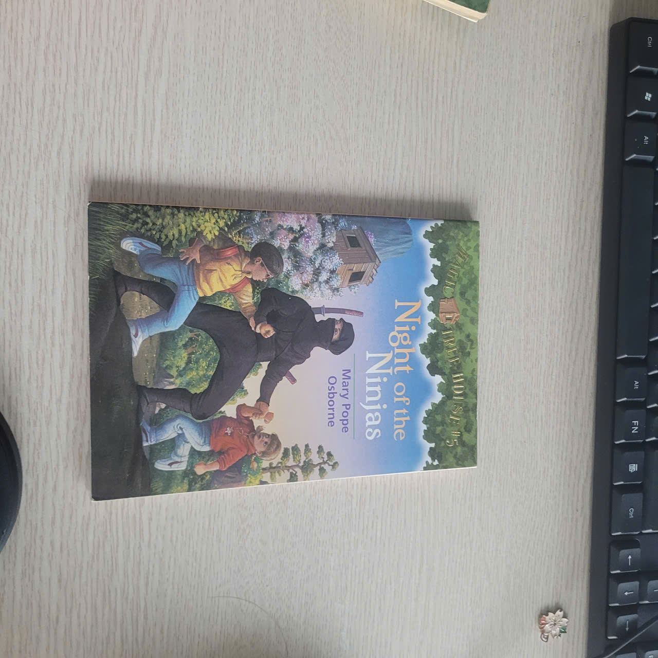 Night of the Ninjas (Magic Tree House #5)  Mary Pope Osborne