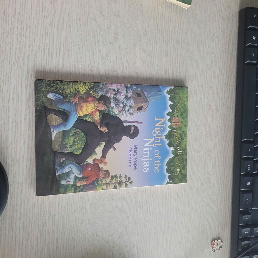 Night of the Ninjas (Magic Tree House #5)  Mary Pope Osborne