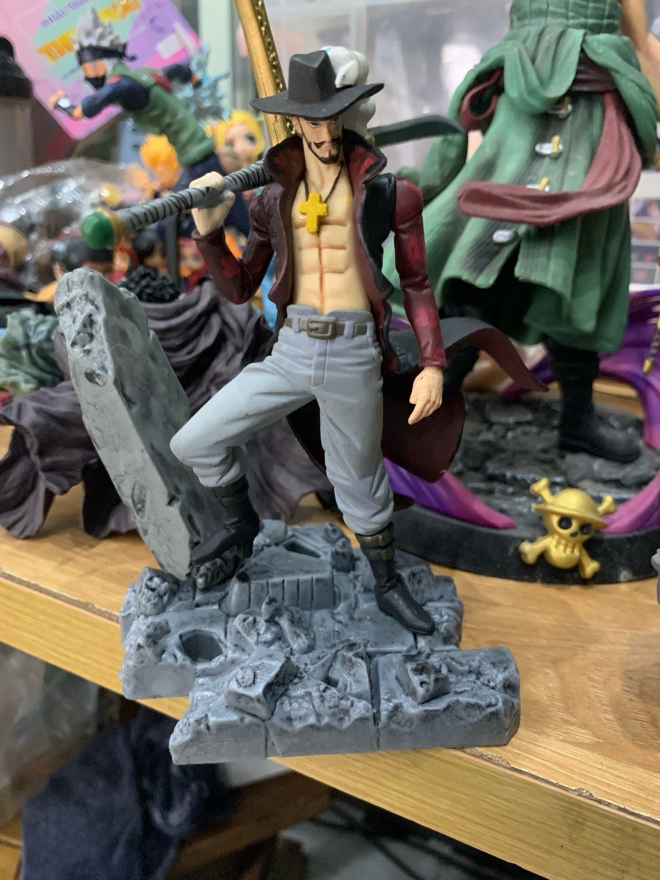 Mô hình Dracule Mihawk 'Mắt Diều Hâu' - Cựu Thất Vũ Hải trong One Piece