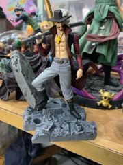 Mô hình Dracule Mihawk 'Mắt Diều Hâu' - Cựu Thất Vũ Hải trong One Piece - ảnh 1