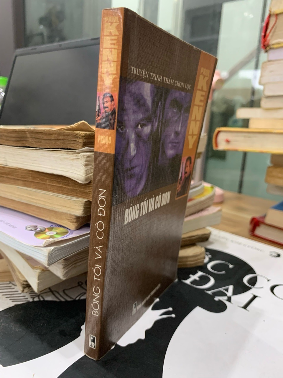 Bóng Tối và Cô Đơn: Tuyển Tập Nhiếp Ảnh Đầy Ám Ảnh Của Nhiếp Ảnh Gia Paul Kenny