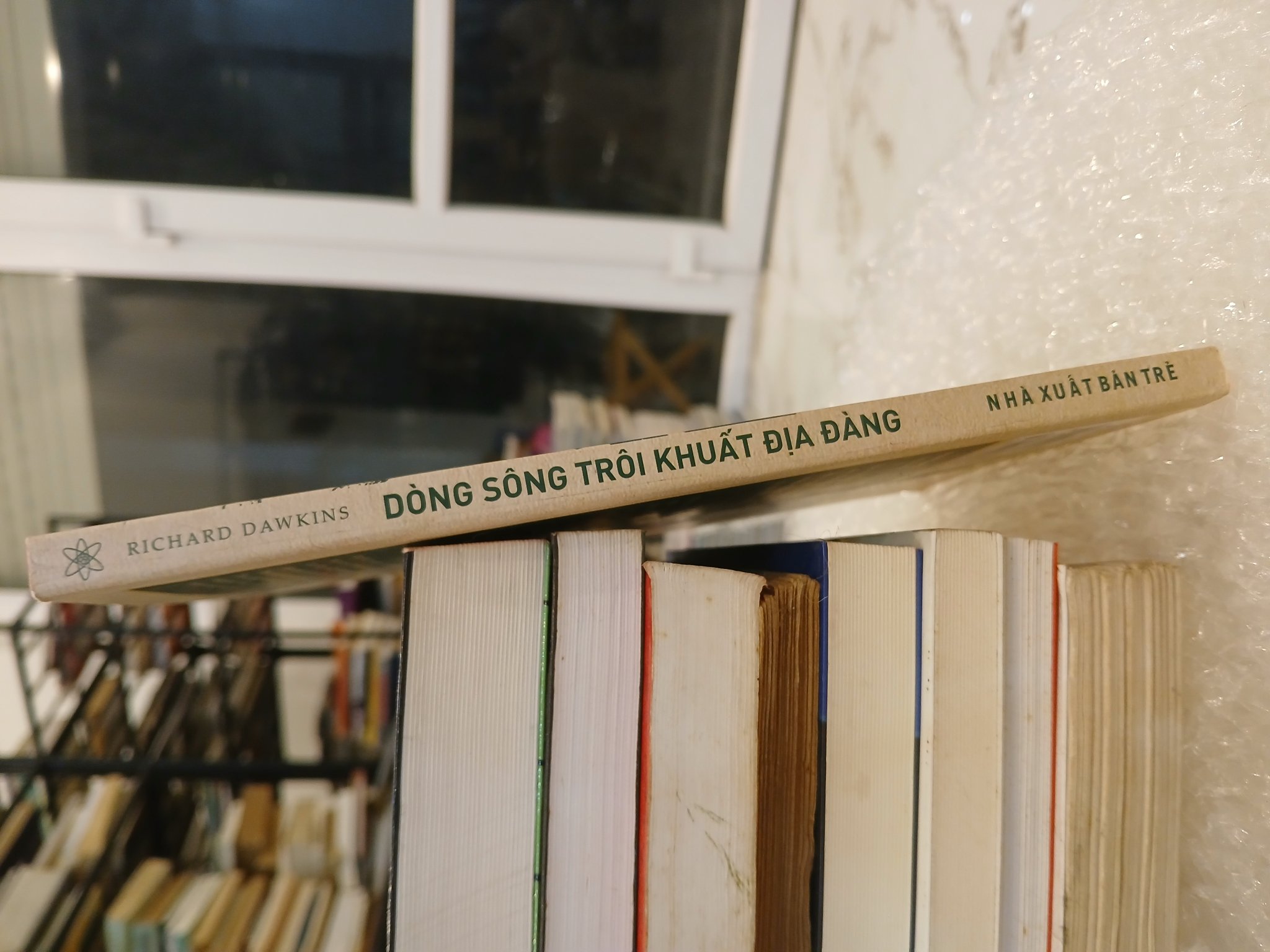 Ảnh sách Dòng Sông Trôi Khuất Địa Đàng