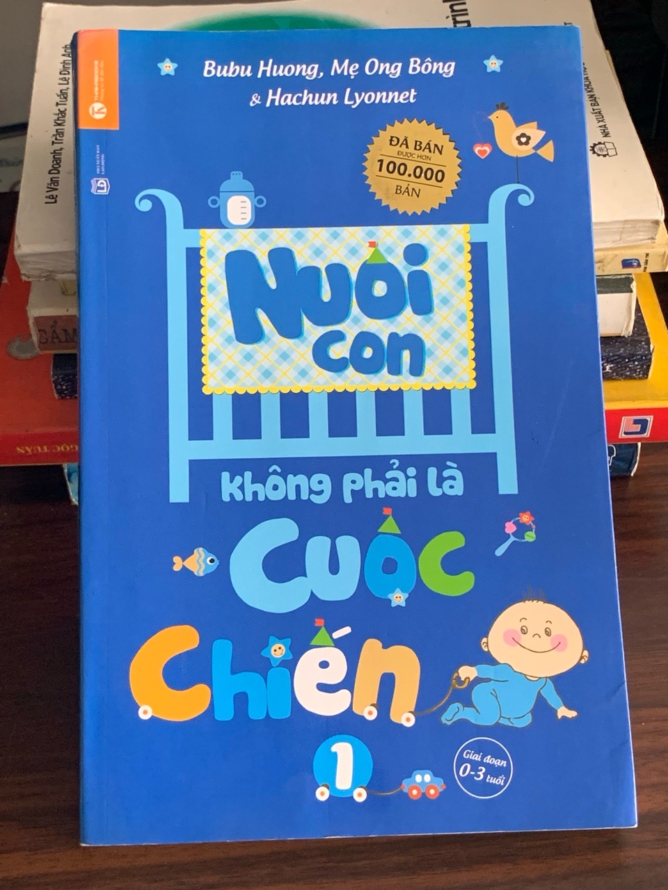 Ảnh sách Nuôi con không phải là cuộc chiến – Bubu Huong, Mẹ Ong Bông & Hachun Lyonnet