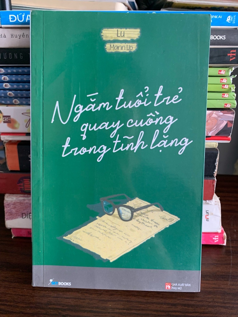 Ngắm tuổi trẻ quay cuồng trong tĩnh lặng – Lư MannUp