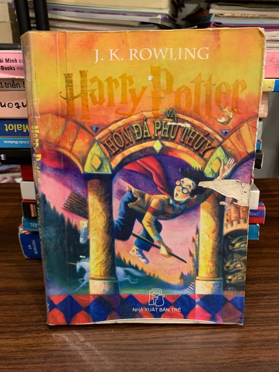 Harry Potter và Hòn Đá Phù Thủy – J.K. Rowling