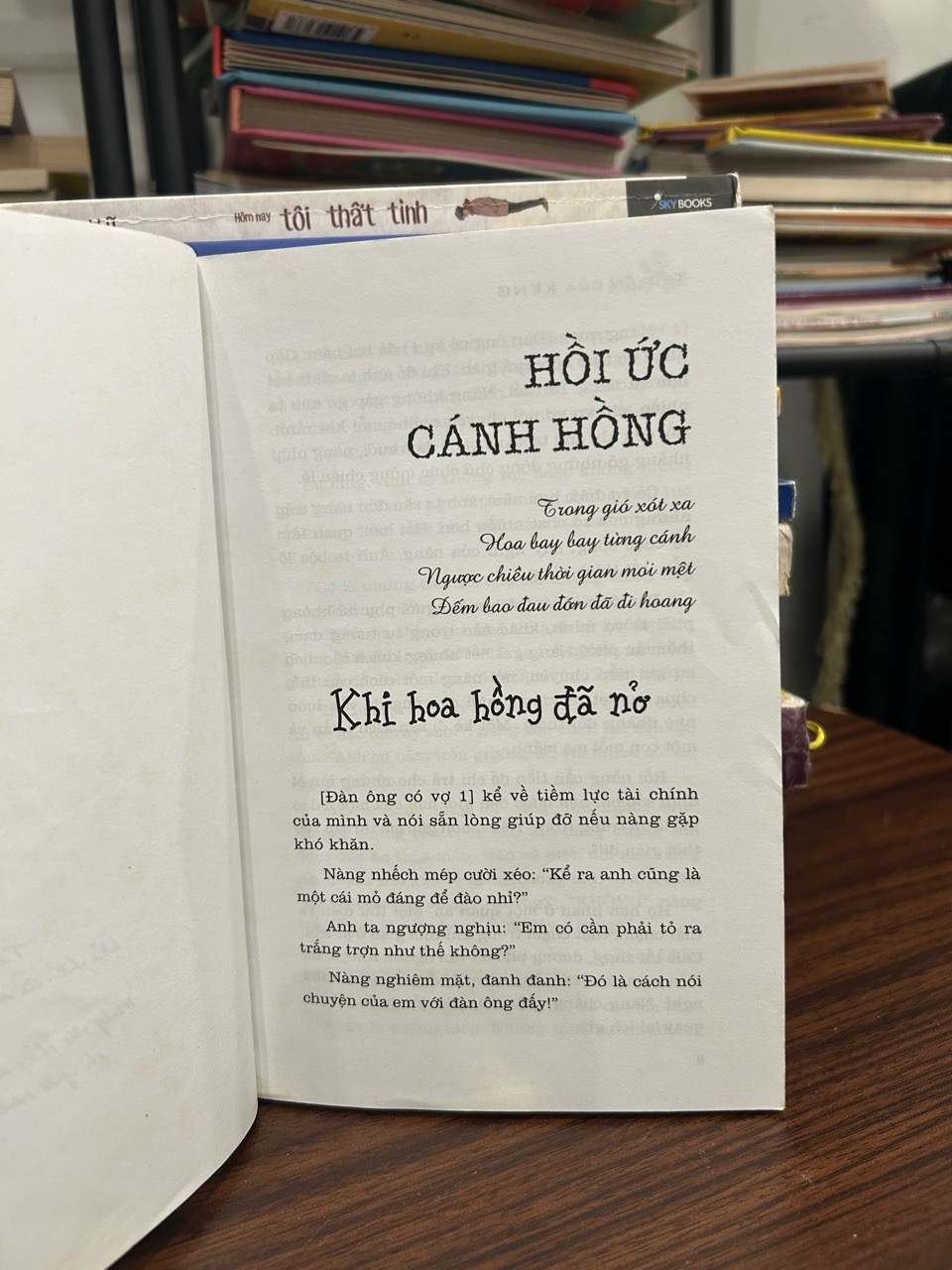 Chi tiết gáy và trang ruột sách Hồng gai – Về nhan sắc, danh giá, phù phiếm – Keng trên Mecobooks