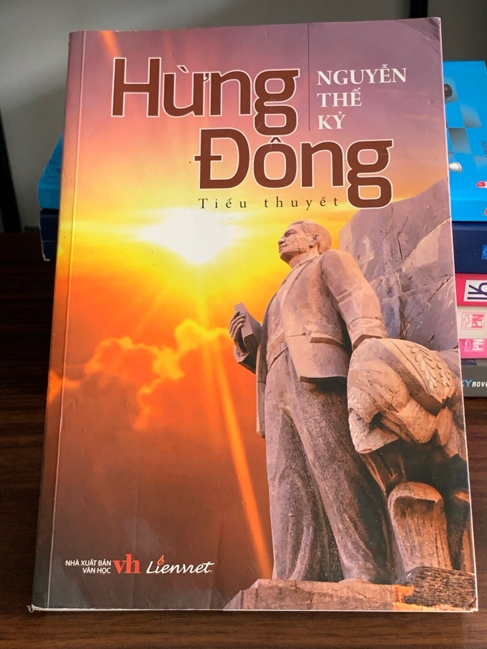 Hừng đông (Tiểu thuyết) – Nguyễn Thế Kỷ