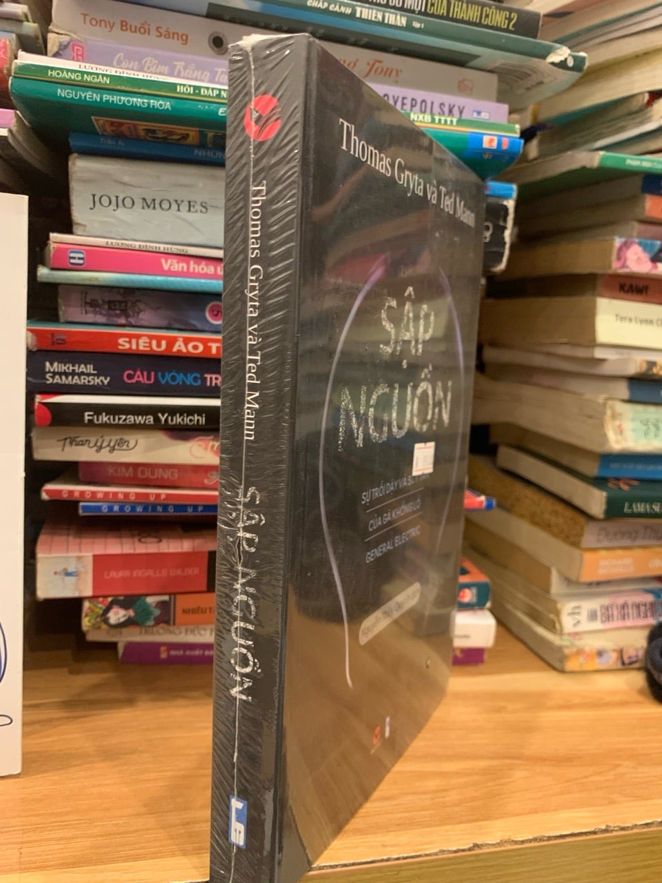 Chi tiết gáy và trang ruột sách Sập nguồn -Thomas Gryta và Ted Mann trên Mecobooks