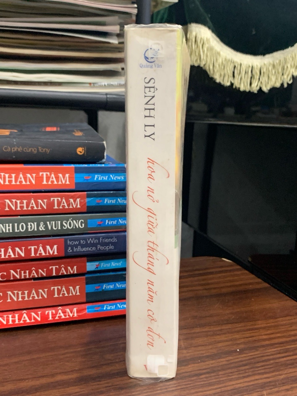 Hoa nở giữa tháng năm cô đơn — Sênh Ly