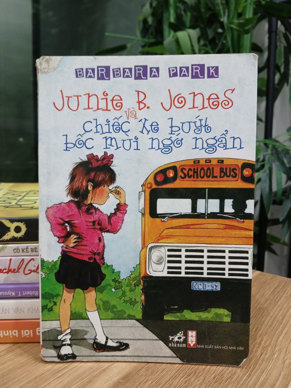 Junie B. Jones và chiếc xe buýt bốc mùi ngớ ngẩn – Barbara Park