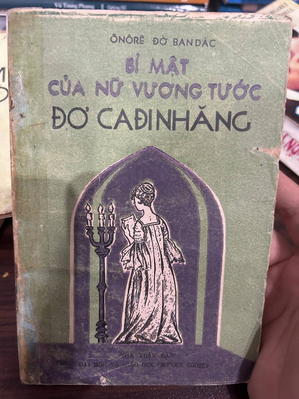 Bí Mật Của Nữ Vương Tước Đỏ Cadinhang - Onore Do Bandac