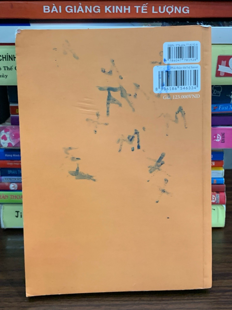 Chi tiết gáy và trang ruột sách Phù thuỷ thế hệ Satori- Fujimaru trên Mecobooks