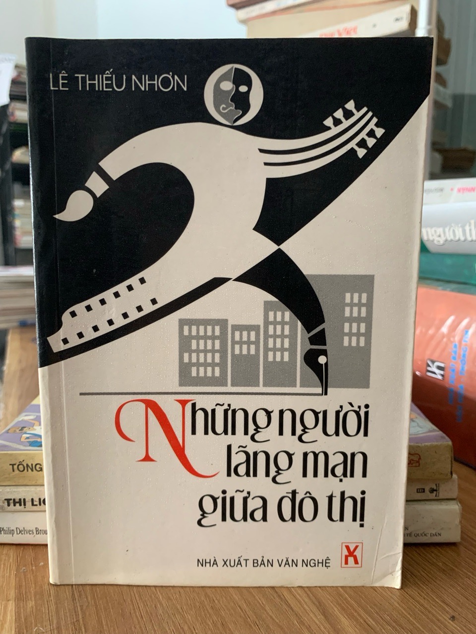 Những người lãng mạn giữa đô thị -Lê thiếu Nhơn