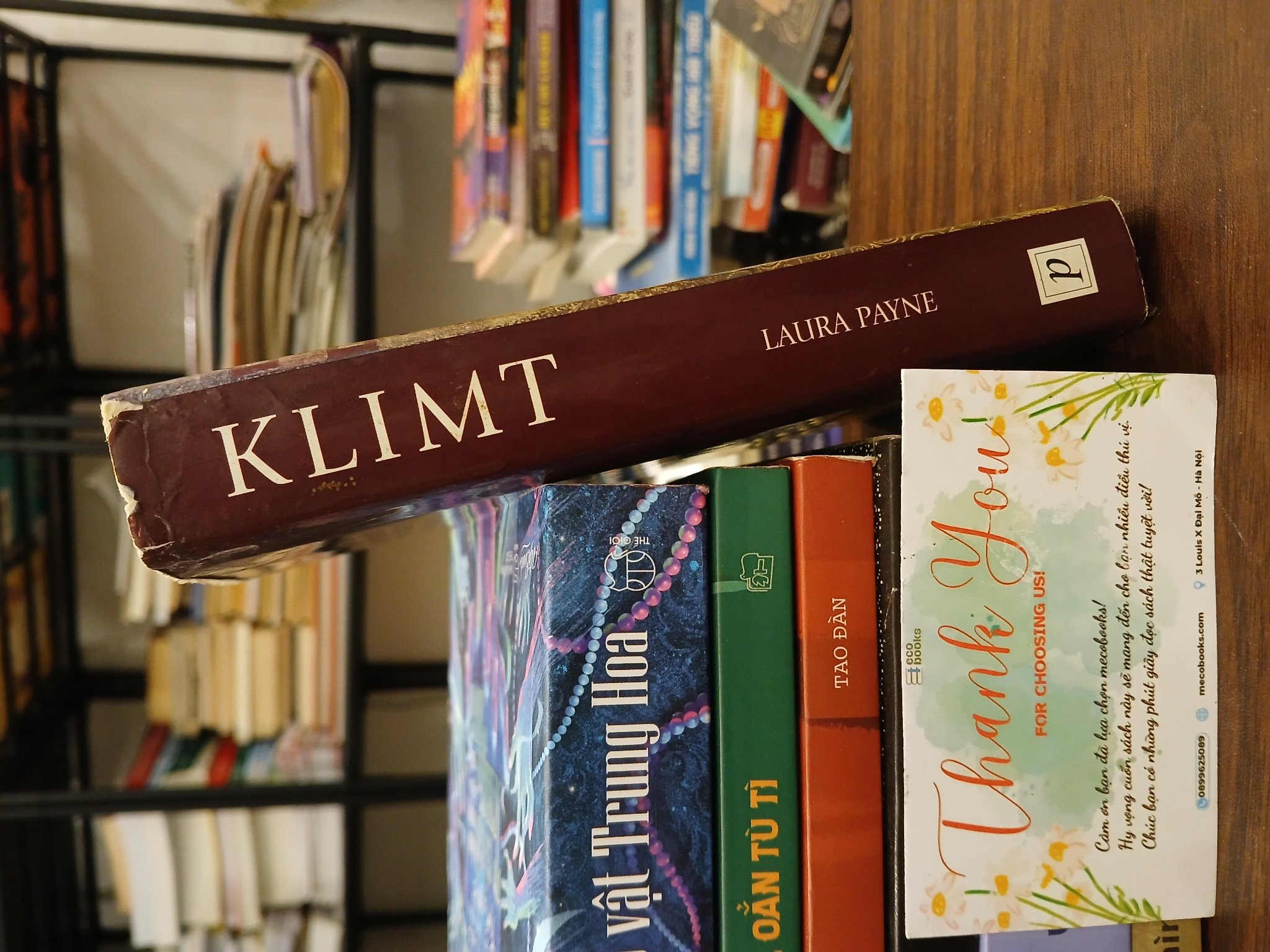 Chi tiết gáy và trang ruột sách Klimt- Laura Payne trên Mecobooks