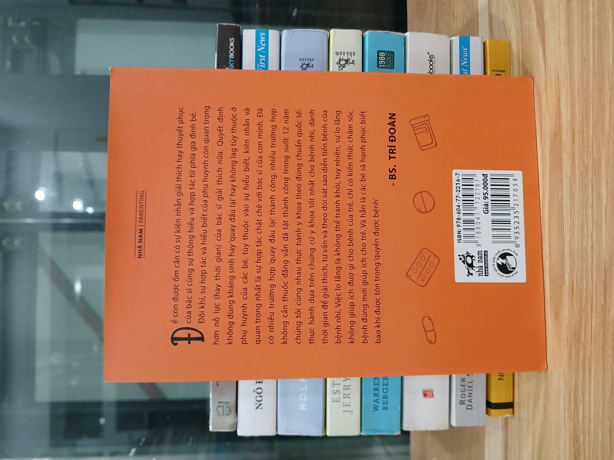 Chi tiết gáy và trang ruột sách Để con được ốm – Uyên Bùi & BS. Nguyễn Trí Đoàn trên Mecobooks