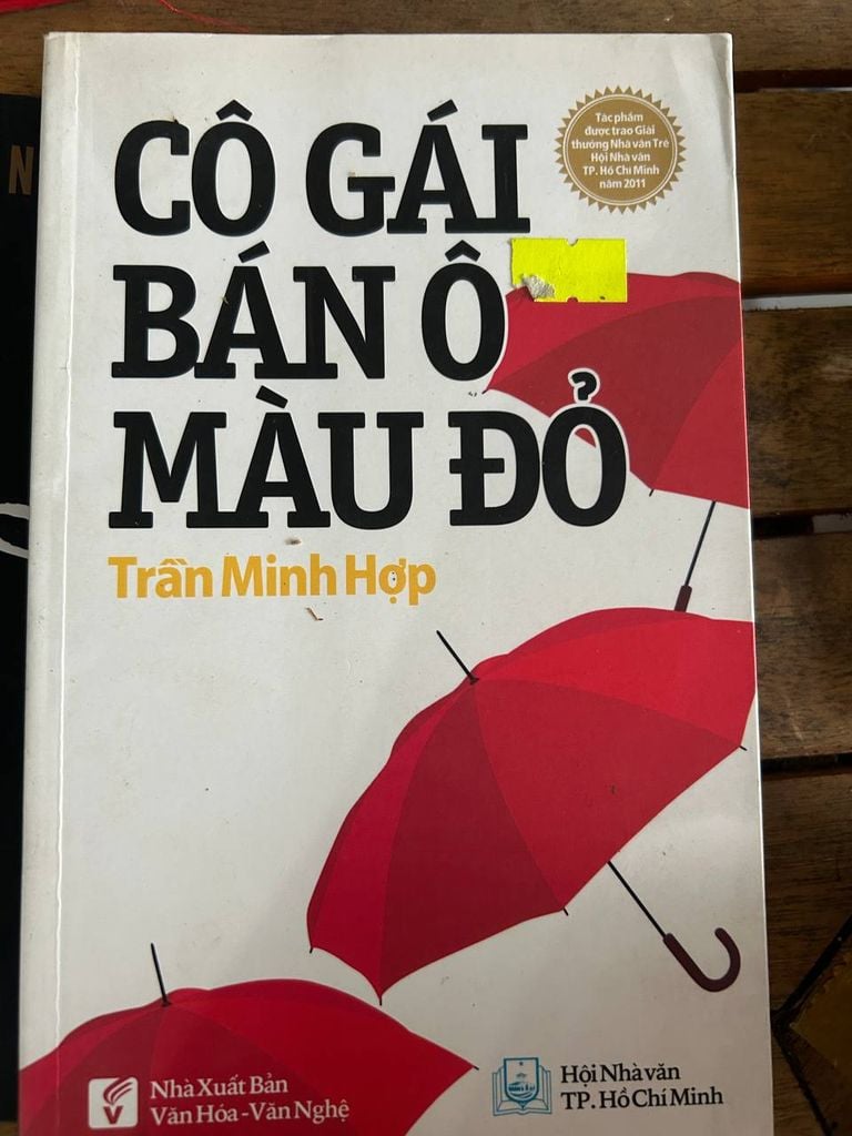 Cô Gái Bán Ô Màu Đỏ - Trần Minh Hợp