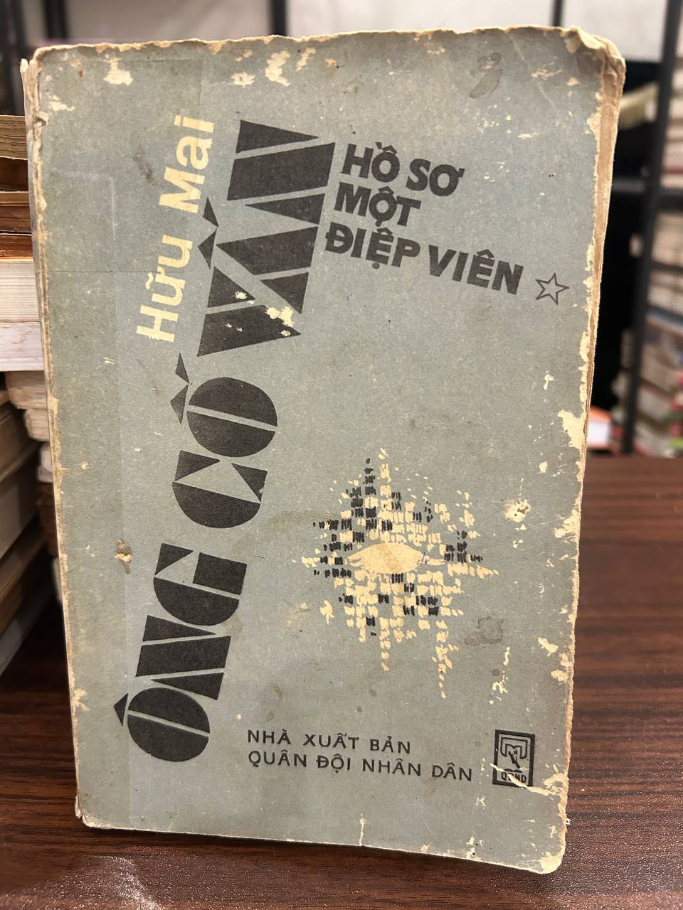 Ông Cố Vấn: Hồ Sơ Một Điệp Viên - Hữu Mai