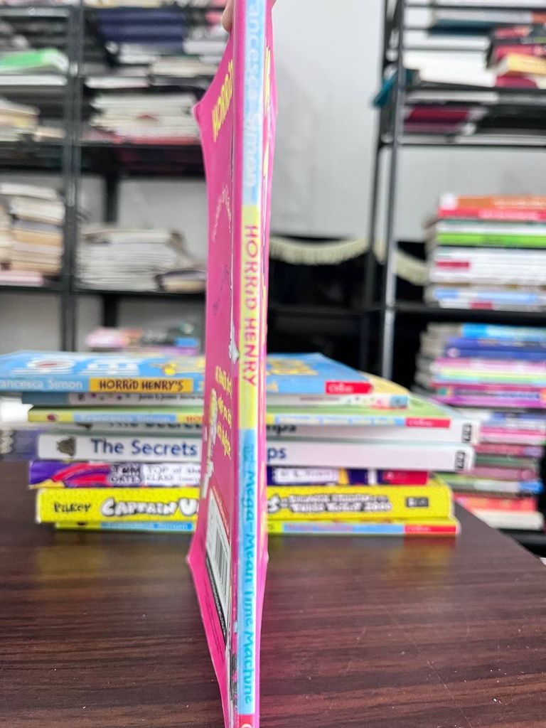 Horrid Henry and the Mega-Mean Time Machine - Francesca Simon - Ảnh chụp thực tế